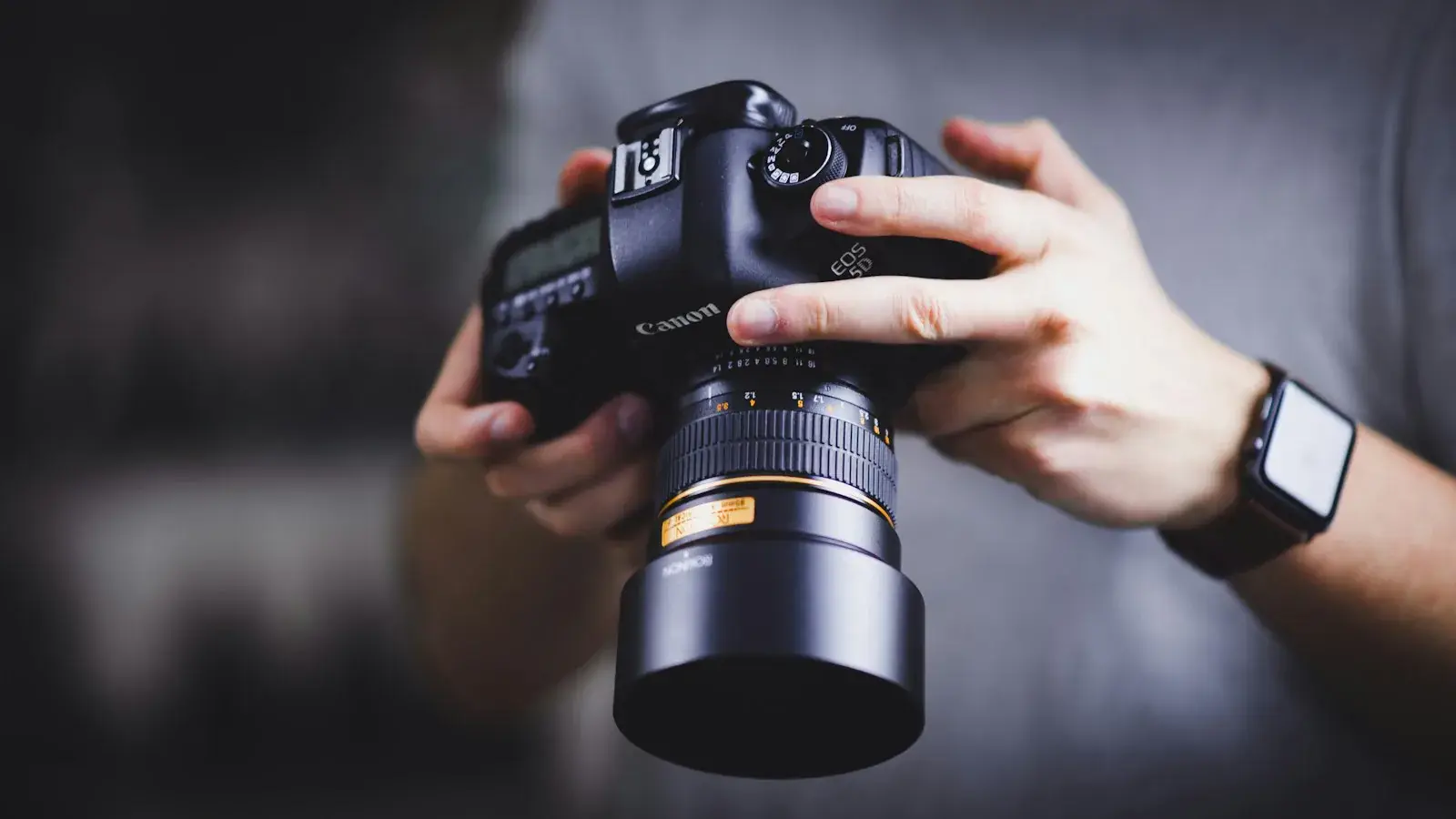 Zoom lens in hand